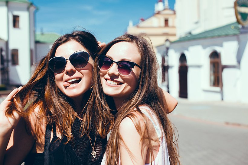 Приятельница. Подруги на улице очки. Two girls with Sunglasses.